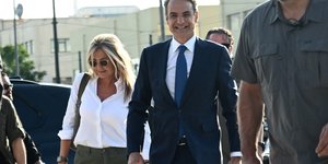 Ο Κυριάκος και η Μαρέβα Μητσοτάκη στα γραφεία της ΝΔ