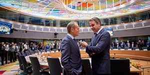 Mητσοτάκης και Τουσκ στην αίθουσα της ολομέλειας της ΕΕ