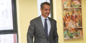 Ο Κυριάκος Μητσοτάκης, χαμογελαστός