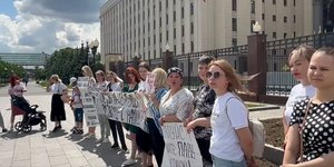 Οι σύζυγοι στρατιωτών απαιτούν από τον υπουργό Άμυνας της Ρωσίας να φέρει πίσω τους άνδρες τους από το μέτωπο