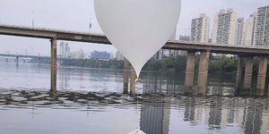 Η Βόρεια Κορέα στέλνει ξανά μπαλόνια που μεταφέρουν απορρίμματα