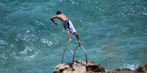 Οι υψηλές θερμοκρασίες οδηγούν αρκετούς προς την παραλία