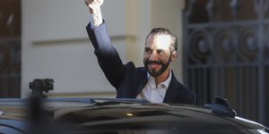 O Ναγίμπ Μπουκέλε