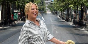 H Νάνσυ Ζαμπέτογλου δείχνει τον τρόπο να φορέσετε βερμούδα ακόμα και στο γραφείο