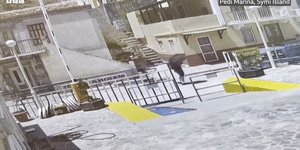 Νέα κάμερα κλειστού κυκλώματος φαίνεται να δείχνει τον Μάικλ Μόσλεϊ να περπατά προς βραχώδεις λόφους / Φωτογραφία: Στιγμιότυπο από το βίντεο του BBC