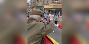 Βρετανία: Δεύτερη επίθεση στον Νάιτζελ Φάρατζ -Άνδρας άρχισε να του πετάει αντικείμενα από κάδο