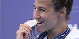 Η Νόρα Δράκου με το ασημένιο μετάλλιο