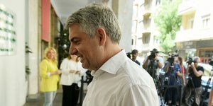 Ο Οδυσσέας Κωνσταντινόπουλος προσέρχεται στη Χ. Τρικούπη