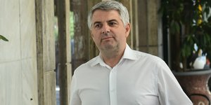 Ο Οδυσσέας Κωνσταντινόπουλος προσέρχεται στη Χ. Τρικούπη 