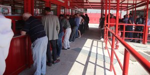 Φίλαθλοι του Ολυμπιακού αγοράζουν εισιτήρια διαρκείας