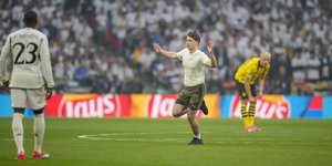 Οπαδός εισέβαλε στον τελικό του Champions League