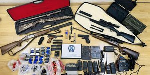 Ο 61χρονος συνελήφθη για παράβαση της νομοθεσίας περί όπλων και κατασχέθηκε ο οπλισμός που βρέθηκε στο σπίτι του