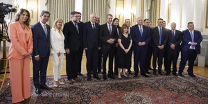 Οι νέοι υπουργοί μετά την ορκωμοσία με τον πρωθυπουργό και την ΠτΔ
