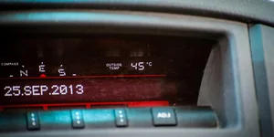 Θερμόμετρο στο αυτοκίνητο 