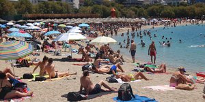 Στις παραλίες λόγω της ζέστης οι Αθηναίοι την Κυριακή