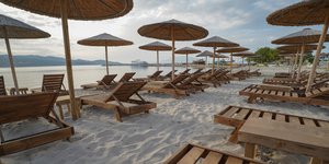 Η τήρηση της νομιμότητας στις παραλίες αποτελεί μεγάλο «στοίχημα» του υπουργείου Οικονομικών