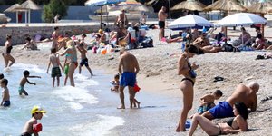 Στις παραλίες οι Αθηναίοι αναζητώντας λίγη δροσιά
