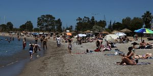 Λουόμενοι στις παραλίες της Αττικής