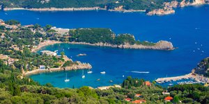 Ο κόλπος της Παλαιοκαστρίτσας σε σχήμα καρδιάς