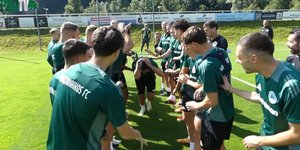 Παναθηναϊκός: Ο Τάσος Μπακασέτας έγινε 31 και οι συμπαίκτες τού ευχήθηκαν με πασίγιο από... καρπαζιές