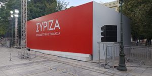 Ευρωεκλογές 2024: Έντυσαν με χρώματα του ΣΥΡΙΖΑ το προεκλογικό περίπτερο της ΝΔ στο Σύνταγμα