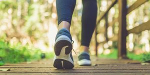 Γυναίκα περπατάει με αθλητικά και κολάν