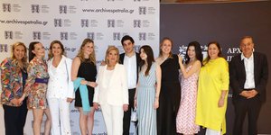 H Φάνη Πάλλη Πετραλιά με τα παιδιά και τα εγγόνια της