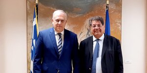 O υπουργός Ανάπτυξης Τάκης Θεοδωρικάκος με τον