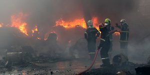 Πυροσβέστες επιχειρούν στο εργοστάσιο στη Κηφισιά