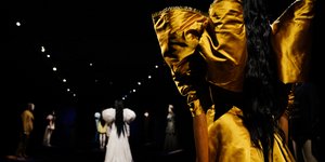 «Poor Things»: Δώδεκα από τα κοστούμια της πολυβραβευμένης ταινίας στο Μουσείο Μπενάκη