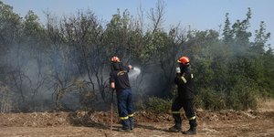 Πυροσβέστες σε κατάσβεση φωτιάς