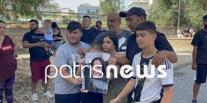 Συγγενείς της 11χρονης Βασιλικής έξω από την Αστυνομική Διεύθυνση Ηλείας