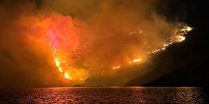 Η φωτιά που ξέσπασε στην Ύδρα λόγω των πυροτεχνημάτων