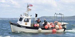 Ο Βρετανός πρωθυπουργός Ρίσι Σούνακ σε βάρκα 