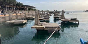 Οι παράνομες ξαπλώστρες στην παραλία της Αγίας Μαρίνας στη Ρόδο 