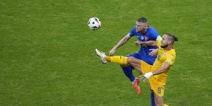 Διεκδίκηση της μπάλας στο ματς Σλοβακία - Ρουμανία