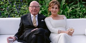 Ο Ρούμπερτ Μέρντοχ και η αγαπημένη του Έλενα Ζούκοβα