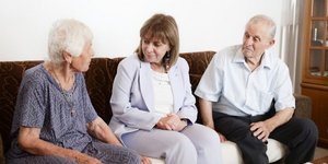 Η ΠτΔ Κατερίνα Σακελλαροπούλου με το ζεύγος που δώρισε 100.000 ευρώ στο Νοσοκομείο Διδυμοτείχου 