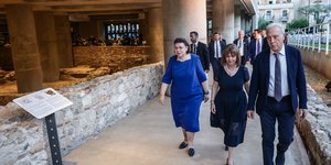 Σακελλαροπούλου και Μενδώνη στο μουσείο Ανασκαφής