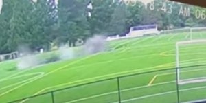 Μεγάλη τρύπα εμφανίστηκε σε γήπεδο ποδοσφαίρου στο Ιλινόις
