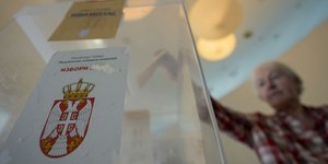 Μια ψηφοφόρος ψηφίζει για τις τοπικές εκλογές σε εκλογικό κέντρο στο Βελιγράδι, Σερβία, Κυριακή, 2 Ιουνίου 2024