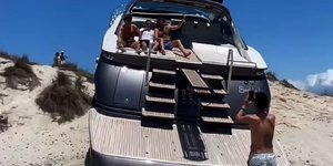 Σκάφος προσάραξε σε αμμόλοφο στην Ισπανία