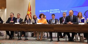 Η πρόεδρος της Βόρειας Μακεδονίας Γκορντάνα Σιλιάνοφσκα, στο ίδιο τραπέζι με τον Έλληνα ΥΠΕΞ Γιώργο Γεραπετρίτη