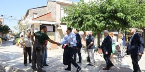 O Κώστας Σκρέκας με πολίτες στην Αρτα