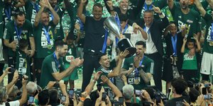 O Κώστας Σλούκας σηκώνει το τρόπαιο της Basket League στο ΟΑΚΑ