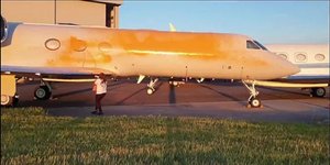 Η στιγμή που μία από τις ακτιβίστριες ψεκάζει με πορτοκαλί μπογιά τζετ στο αεροδρόμιο του Στάνστεντ