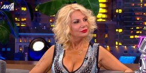 Η Στέλλα Μπεζαντάκου αναφέρθηκε στην απόσταση που πήρε από τα «φώτα» της δημοσιότητας και τον σύζυγό της