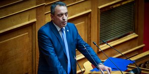 Ο Βασίλης Στίγκας στο βήμα της Βουλής