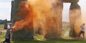 Ακτιβιστές για το κλίμα ψέκασαν με μπογιά το Στοούνχεντζ