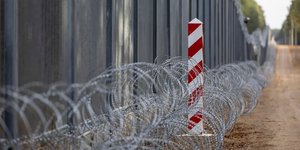 Φράκτης στα σύνορα / Shutterstock